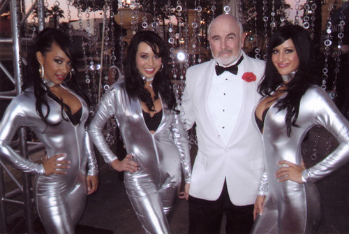  007 with the Bond Girls Vegas