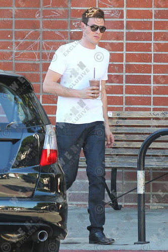  Cory Monteith Exits The Coffee Beans And thé Leaf Cafe In Los Angeles - November 5, 2012