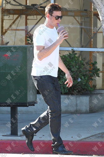  Cory Monteith Exits The Coffee Beans And 차 Leaf Cafe In Los Angeles - November 5, 2012