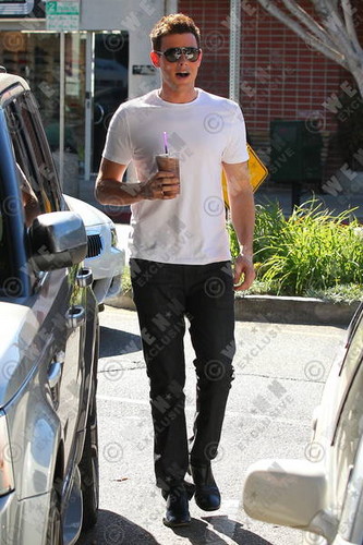  Cory Monteith Exits The Coffee Beans And tsaa Leaf Cafe In Los Angeles - November 5, 2012