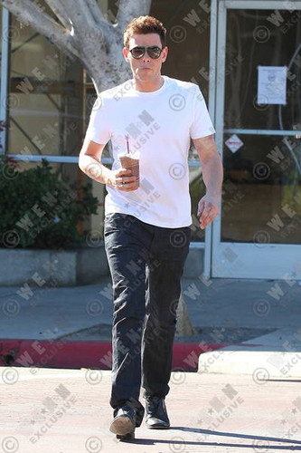  Cory Monteith Exits The Coffee Beans And चाय Leaf Cafe In Los Angeles - November 5, 2012