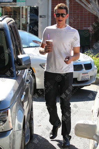  Cory Monteith Exits The Coffee Beans And चाय Leaf Cafe In Los Angeles - November 5, 2012