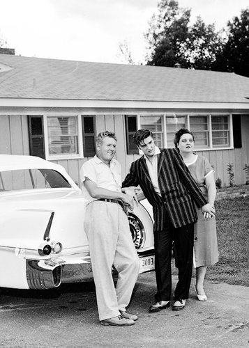  Elvis, Vernon and Gladys Presley in front of their halaman awal in Audubon Drive, 1956.