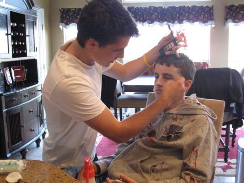 Josh doing Connor’s makeup for Dia das bruxas