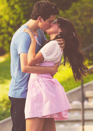 Justin and Alex baciare