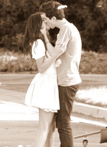 Justin and Alex kiss