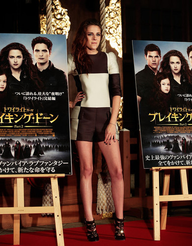  Kristen Stewart promoting Breaking Dawn in Tokyo, japón