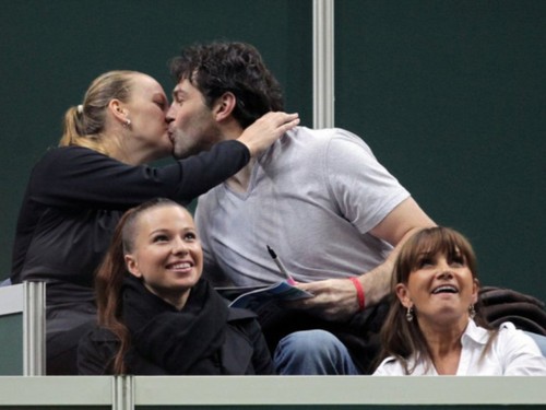 Kvitova and Jagr kissing beside tennis court..