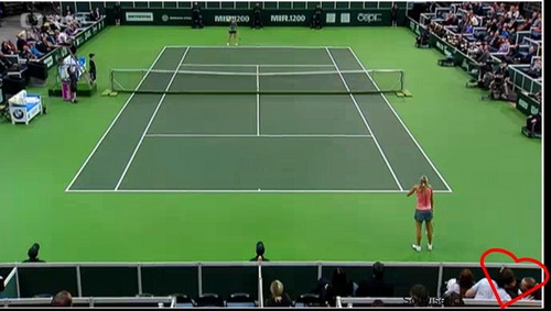 Kvitova and Jagr  kissing beside tennis court