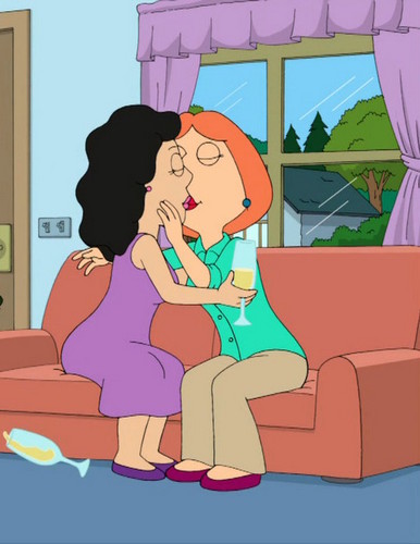  Lois and Bonnie kiss 5
