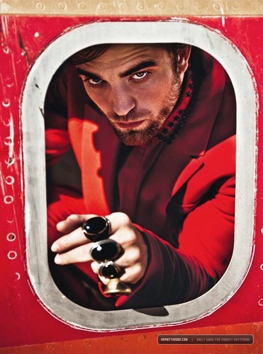  New scans: Rob in "L'Uomo Vogue" magazine {November 2012}.