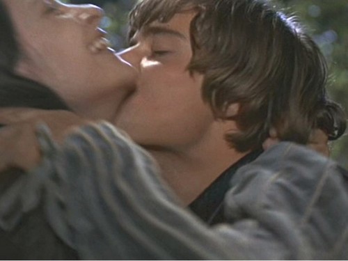  Romeo & Juliet baciare On Balcony
