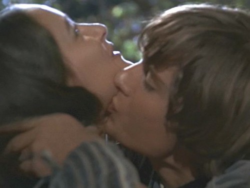 Romeo & Juliet Kissing On Balcony
