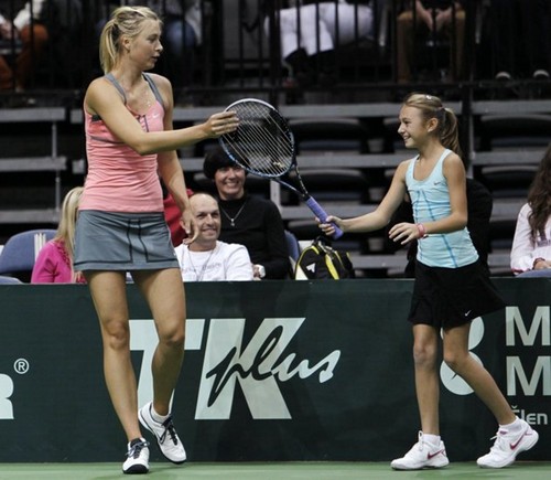  Sharapova played with small girl