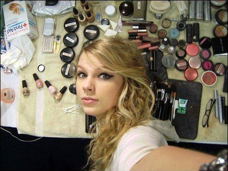  Taylor veloce, swift with her makeup products