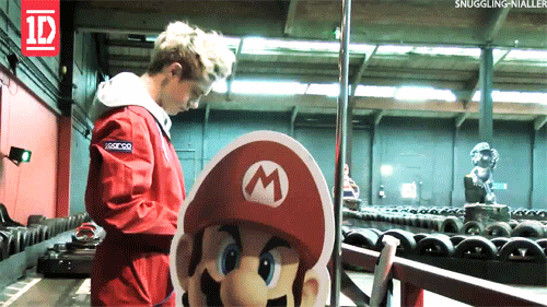  niall looks awesome... but wtf is up with da mario?
