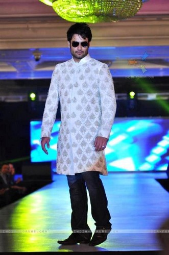  @ Umeed-Ek Koshish charitable fashion tunjuk
