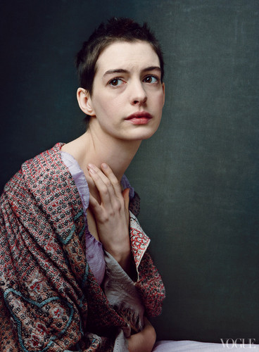  Anne Hathaway as Fantine in Les Misérables photographed द्वारा Annie Leibovitz