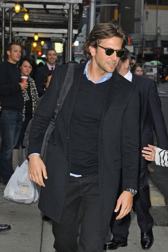  Bradley Cooper Greets 粉丝 in NYC