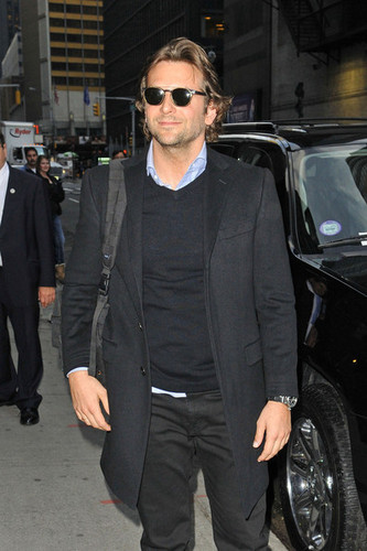  Bradley Cooper Greets অনুরাগী in NYC