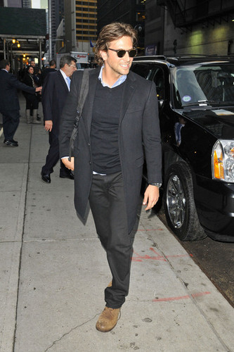  Bradley Cooper Greets 팬 in NYC
