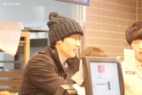  Hyuk opens Bakery Магазин for his Mom "Tous Les Jours" - (14 Nov 2012)