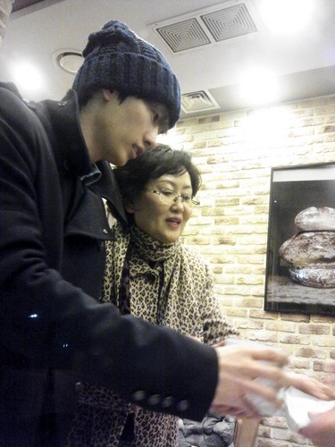  Hyuk opens Bakery kedai for his Mom "Tous Les Jours" - (14 Nov 2012)