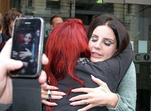  Lana Del Rey Greets Her fan in london