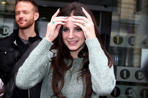  Lana Del Rey Greets Her fan in london