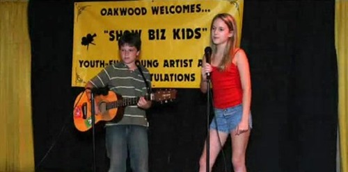 Little Josh playing 기타