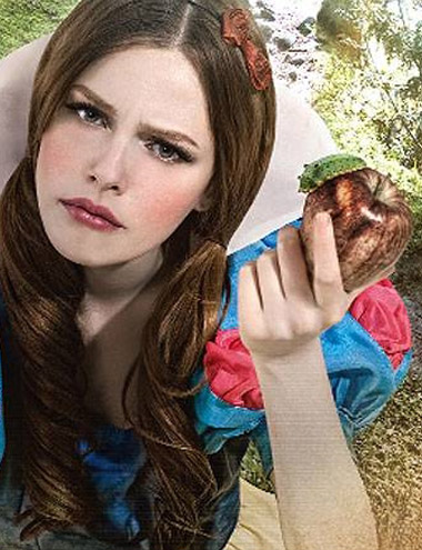  Naz Elmas as Snow White