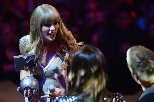  Taylor schnell, swift at the MTV EMA's, 2012