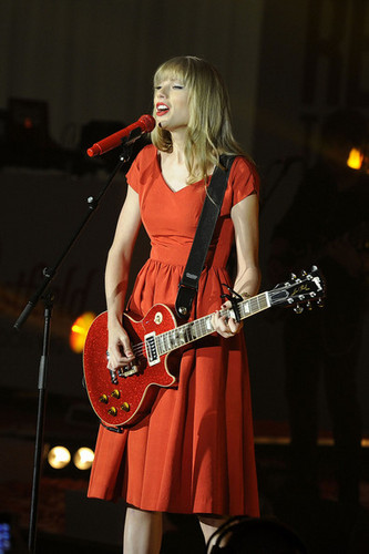  Taylor nhanh, swift performs at Westfield shopping centre, giáng sinh lights