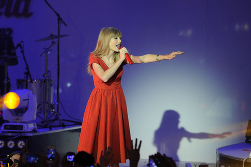  Taylor تیز رو, سوئفٹ performs at Westfield shopping centre, Christmas lights