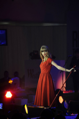  Taylor rápido, swift performs at Westfield shopping centre, navidad lights