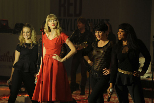 Taylor veloce, swift performs at Westfield shopping centre, Natale lights