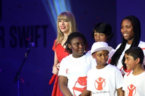  Taylor veloce, swift performs at Westfield shopping centre, Natale lights
