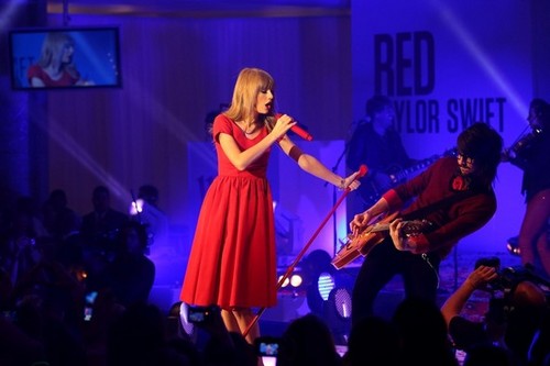  Taylor تیز رو, سوئفٹ performs at Westfield shopping centre, Christmas lights