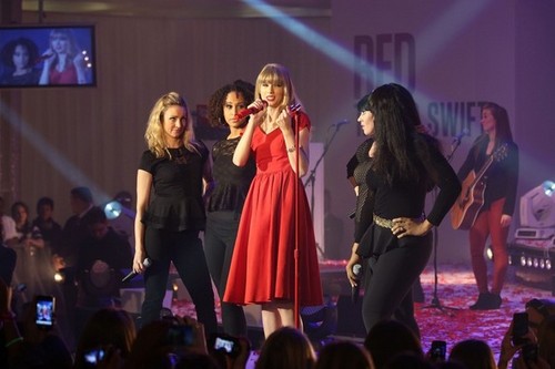  Taylor cepat, swift performs at Westfield shopping centre, natal lights