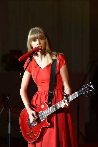  Taylor cepat, swift performs at Westfield shopping centre, natal lights