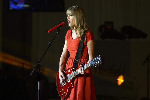  Taylor nhanh, swift performs at Westfield shopping centre, giáng sinh lights
