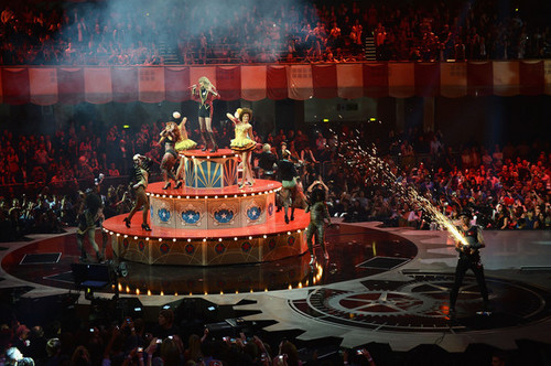  Taylor snel, swift performs at the MTV EMA's, 2012
