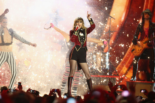  Taylor تیز رو, سوئفٹ performs at the MTV EMA's, 2012