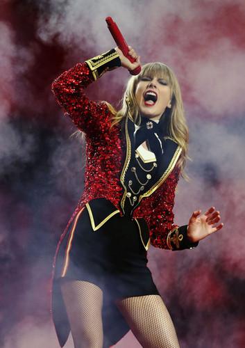  Taylor तत्पर, तेज, स्विफ्ट performs at the एमटीवी EMA's, 2012