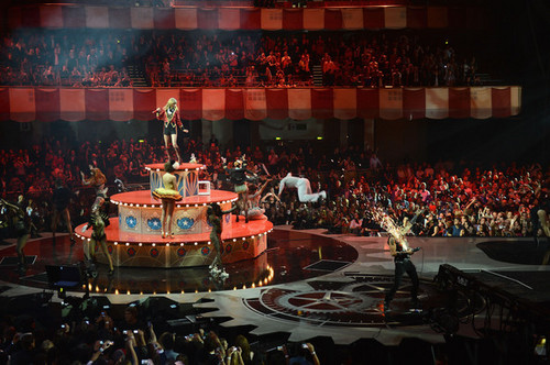  Taylor veloce, swift performs at the MTV EMA's, 2012