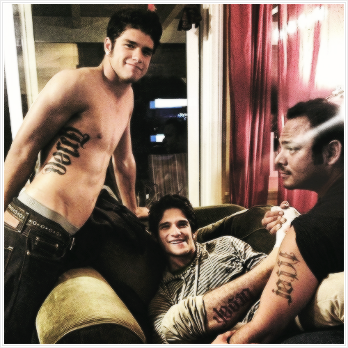  The Posey brothers mostrando off their new tattoos!