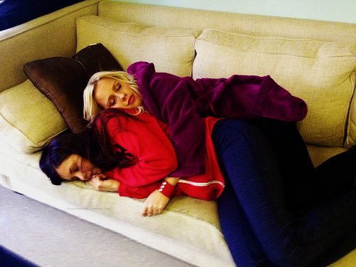 The Vampire Diaries-Clarie Holt&Nina dobrev sleep on set
