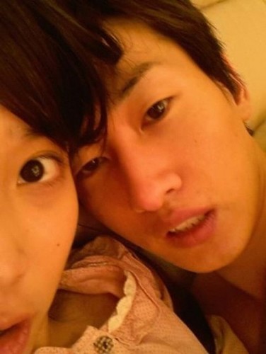 wow wow  iu and eunhyuk on bed but plz click the link 