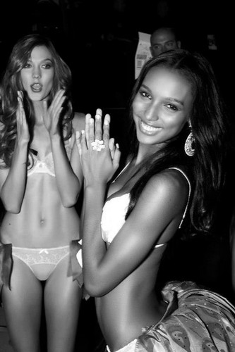  2012 Victoria's Secret Fashion tunjuk Backstage sejak Rusell James