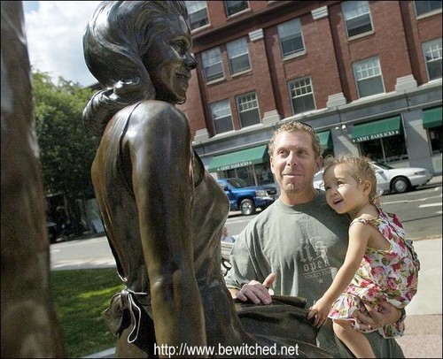  BILL ASHER vues HIS MOTHER'S STATUE